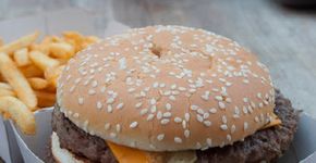 Carlos Bertolazzi prepara releitura do Big Mac na cozinha da House of Food
