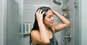 O shampoo deve priorizar o couro cabeludo, enquanto o comprimento recebe a espuma que escorre, evitando atrito desnecessário nas pontas