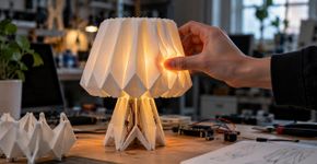 Pesquisadores criam sistema de impressão 3D que transforma abajur em objeto sensível ao toque e faz luva reproduzir movimentos numa mão robótica