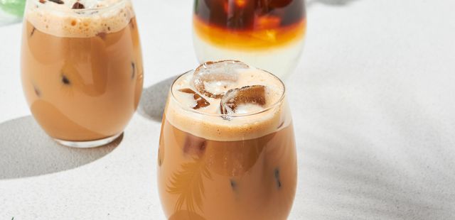 A bebida de 3 ingredientes que virou febre porque parece café gelado de cafeteria