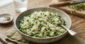 Adicionar 1 xícara de ervilha ao arroz pode acrescentar cerca de 10 g de fibras e 6 g de proteína, mas nutricionistas alertam que os valores variam conforme a porção