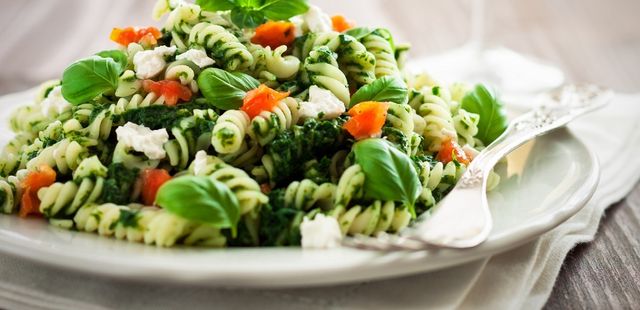 Salada de macarrão parafuso: fácil, colorida e deliciosa
