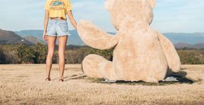 Garota leva seu urso de pelúcia gigante para dar um passeio pela cidade