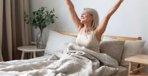 Você se levanta da cama do jeito certo? Veja como proteger a coluna