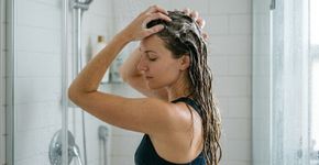 Nem mais shampoo, nem esfregar o comprimento: condicionador após a lavagem reduz quebra e pontas duplas