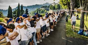 Grupo faz abraço coletivo muro medieval na Lombardia