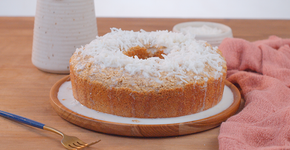Aprenda a fazer um bolo de coco low carb molhadinho