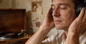 O que significa arrepiar ao ouvir música antiga?