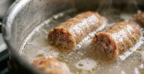 Por que adicionar um pouco de vinagre à água usada para cozinhar a linguiça pode ajudar a impedir que ela estoure