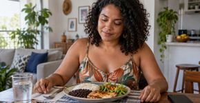 Aprenda como um simples ritual de 10 segundos antes das refeições pode ajudar a reduzir a alimentação emocional, segundo nutricionista