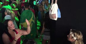 Mulher traduz música para amiga surda durante festival de música