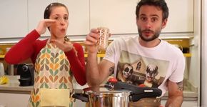 Casal brasileiro tem canal no YouTube para ensinar receitas em Libras