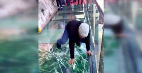 Ponte de vidro na China simula rachar enquanto as pessoas passam