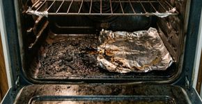 Limpar o forno encardido com papel alumínio: veja como funciona