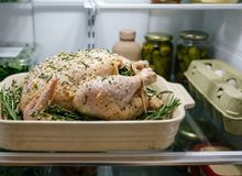 Featured side: Os chefs concordam: o frango assado mais suculento não precisa de mais óleo, mas sim de um passo fundamental antes do preparo
