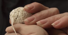 Artista cria bebês em miniatura que cabem na palma da mão