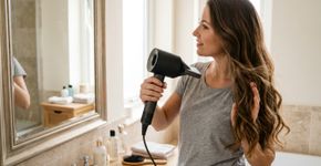 O cabelo quebra no meio, as pontas ficam ralas e o secador é usado todo dia: baixar a temperatura e manter distância do fio ajuda a reduzir a quebra