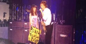 Paul McCartney para show e ajuda fã a se assumir gay para família
