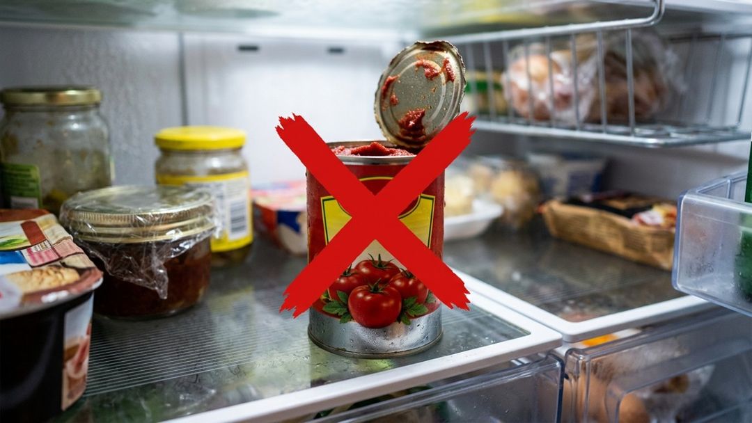 Substituir embalagens metálicas por recipientes de vidro ou plástico garante a conservação correta das refeições.