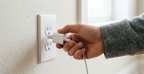 O hábito de deixar carregadores permanentemente conectados à tomada: o que especialistas explicam sobre consumo de energia, aquecimento e segurança