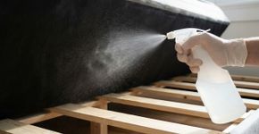 Qual a necessidade de borrifar vinagre embaixo da cama e o que esse hábito significa segundo domesticas profissionais