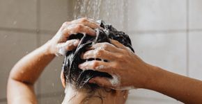 Seu brilho começa aqui! Veja a frequência ideal para lavar o cabelo