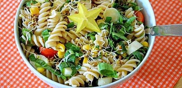 Salada de macarrão fácil e deliciosa