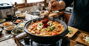 Os coreanos concordam: “Para deixar o ensopado mais intenso e encorpado, o segredo é adicionar gochujang durante o cozimento.”