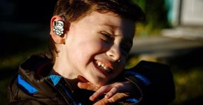 Mãe customiza aparelho auditivo de filho com super-heróis