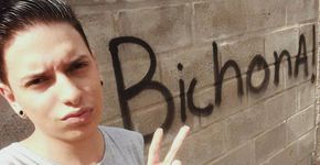 Universitário reage na internet após ter o muro de sua casa pichado