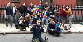 Cruz com as cores do arco-íris vira monumento à diversidade