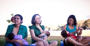 Mulheres organizam mamaço em hospital que desaconselhou amamentação em livre demanda em post no Facebook