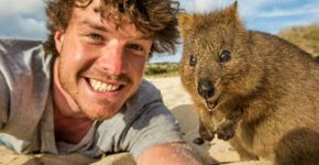 O emprego deste cara é tirar selfies com animais; veja as fotos