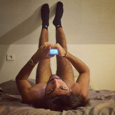 Os homens aparentam estar imitando algumas poses de mulheres nas fotografias (Imagem: Reprodução/BoredPanda)