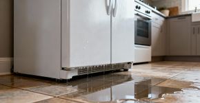 Geladeira vazando água? Veja as causas e soluções