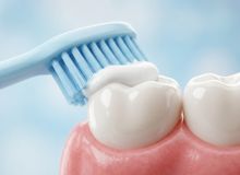 Featured side: Escovar os dentes logo após comer, como nos doramas, pode ser um erro? Dentista alerta sobre o risco de erosão acida na boca e revela o melhor momento para fazer a limpeza