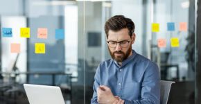 Síndrome do mouse: 5 dicas para evitar dores nos ombros e nos cotovelos no home office