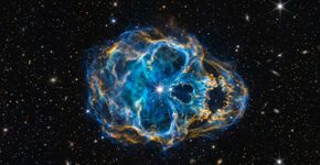 A estranha nebulosa “Caveira Exposta” deixou a NASA novamente sem palavras, e novas imagens do Telescópio Espacial James Webb revelam em detalhes impressionantes como uma estrela vem se desintegrando há milhares de anos