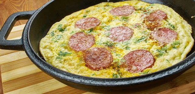 Um omelete de pizza surpreendente!