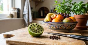 Nas casas mais limpas a cozinha não tem mosquinhas porque usam cravo no limão para espantar os insetos que rondam as frutas