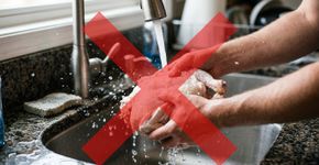 Lavar o frango cru antes de cozinhar parece uma etapa de higiene, mas a água pode espalhar bactérias pela pia, utensílios e bancada: autoridades americanas recomendam pular a lavagem e confiar no cozimento adequado