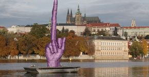 Conheça o trabalho de David Černý, o artista checo que mostrou um dedo do meio gigante para o governo