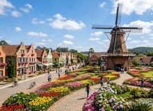 Featured side: Como uma colônia fundada por imigrantes holandeses virou a cidade brasileira associada às flores e preservou arquitetura e costumes europeus