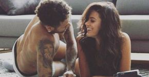 Marquezine e Neymar em campanha posam de roupa íntima e se beijam