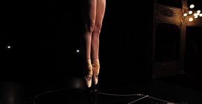 Facas nas pontas da sapatilhas de bailarinas
