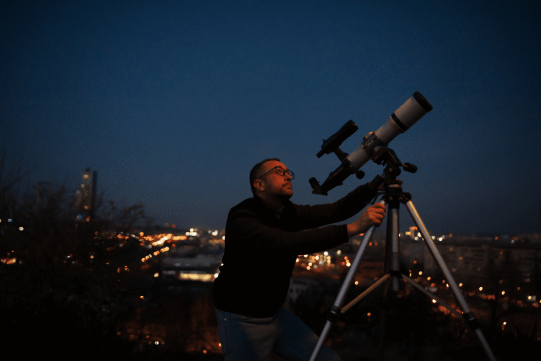 Com menos interferência do luar, a fase Nova oferece condições favoráveis para observar o céu noturno (Imagem: AstroStar | Shutterstock)