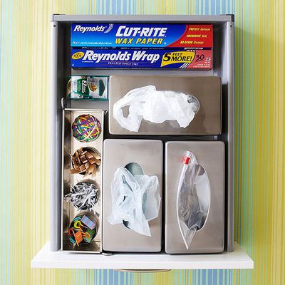 Use caixas de lenços vazias para manter os sacos plásticos organizados - Imagem:  Better Homes Gardens/bhg.com
