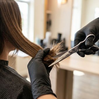 Featured mobile: Cortar as ‘pontinhas’ ajuda o cabelo a crescer? Entenda o que a ciência diz sobre o mito