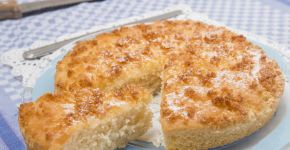 Bolo de coco com farofa crocante é opção fácil e deliciosa para o café da manhã de domingo