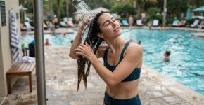 O cabelo fica áspero depois da piscina? Este cuidado feito logo depois pode fazer diferença